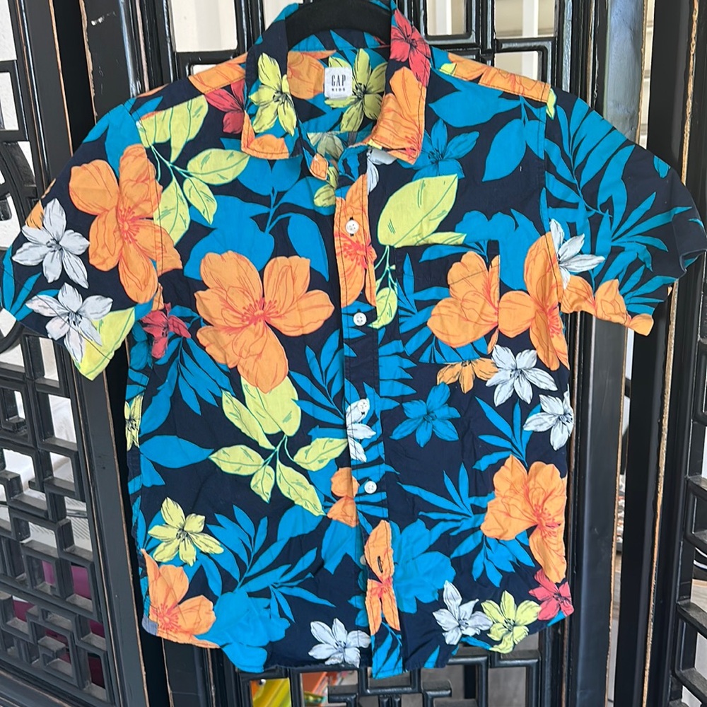 Gap Hawaii style Button down short sleeve Shirt
